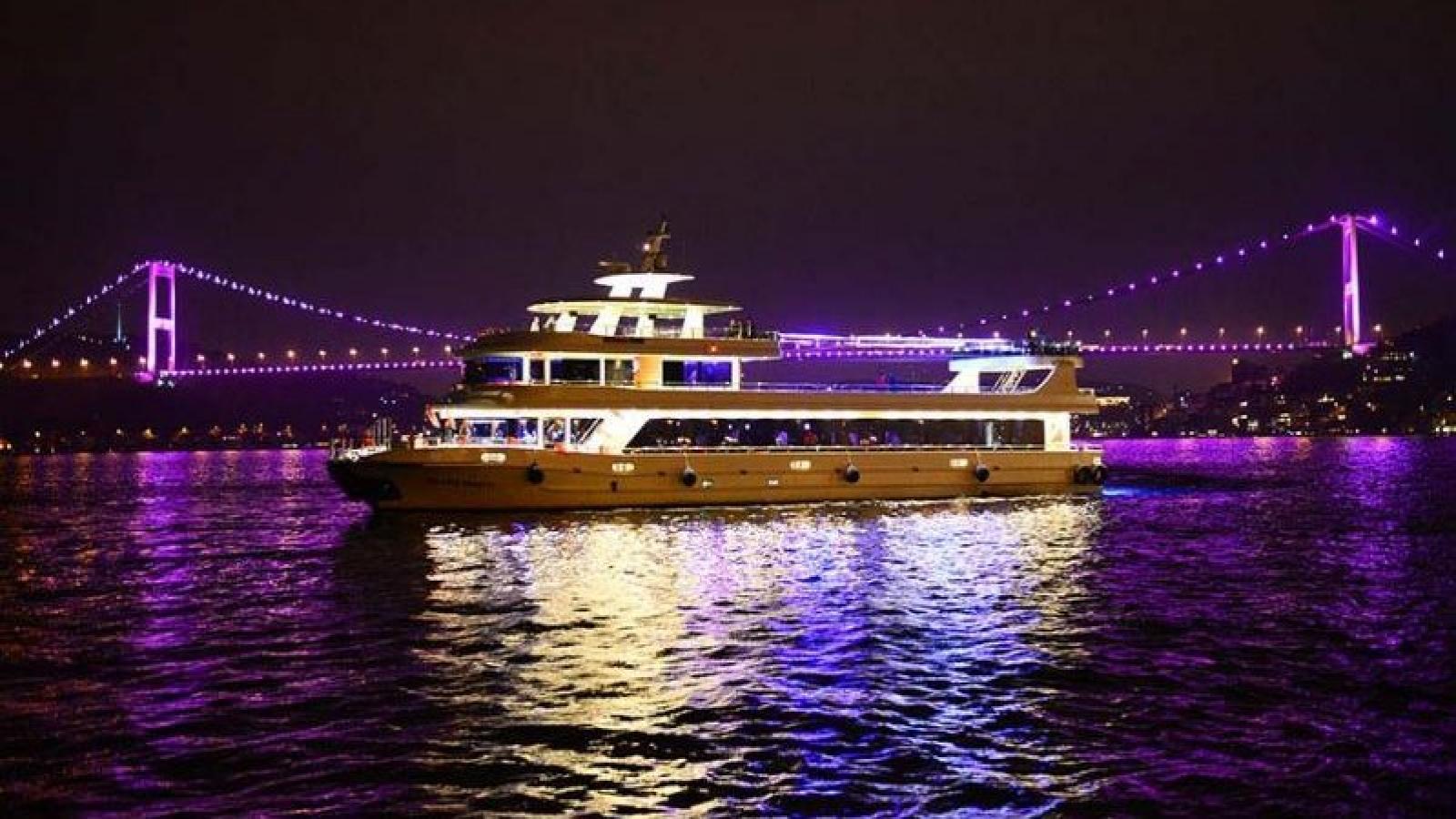 Босфор 2024. Bosphorus Cruise Стамбул. Ночной круиз Босфор Стамбул. Круиз по Босфору Стамбул. Круиз по ночному Босфору в Стамбуле.