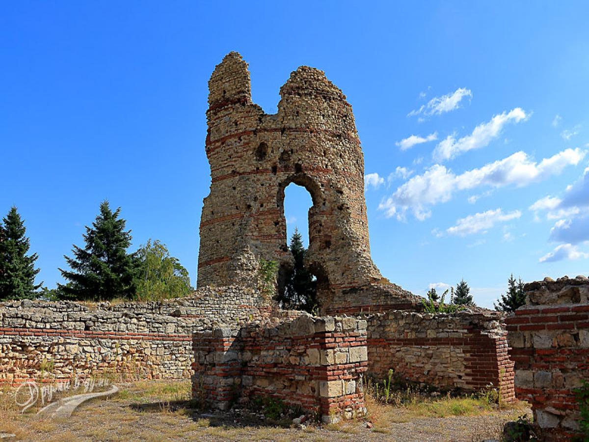 Р кула. Castra Bonnensia крепость. Кула Болгария. Тракийска крепост „Калето” при „Караколювата дупка” с. Черепово. Ддем Egonis Castra.